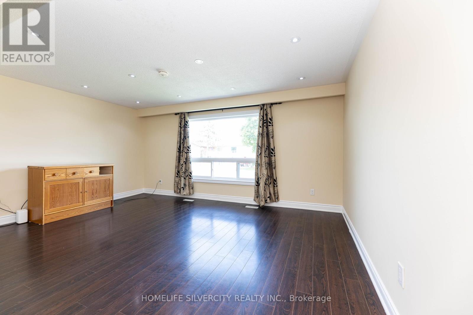7258 Reindeer Drive, Mississauga, Ontario  L4T 2M7 - Photo 13 - W12384743