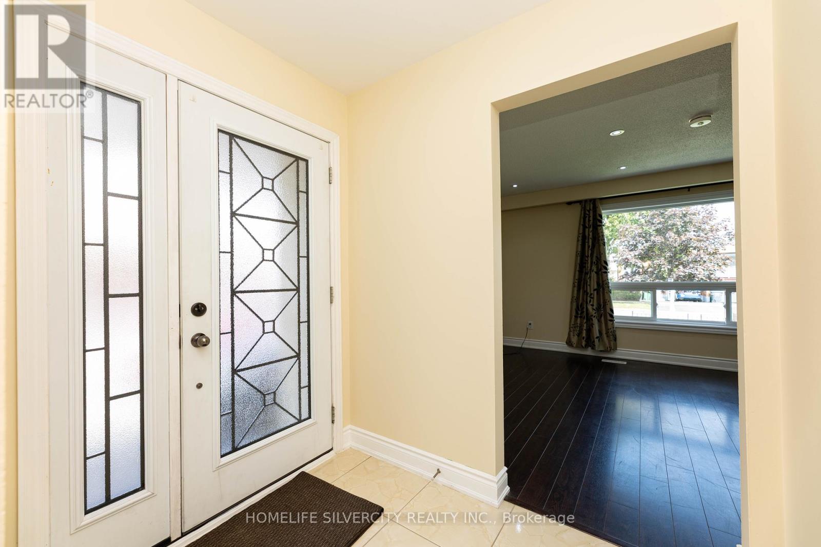 7258 Reindeer Drive, Mississauga, Ontario  L4T 2M7 - Photo 5 - W12384743