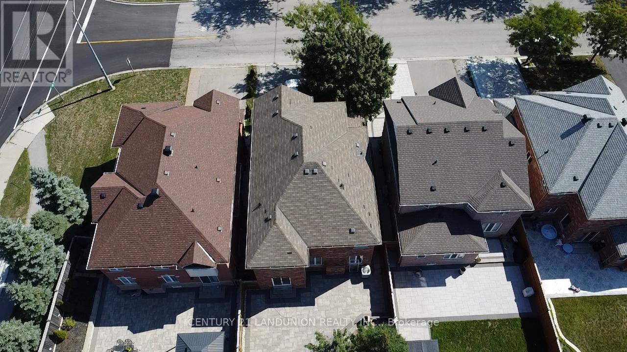 58 Stricker Avenue, Markham, Ontario  L6E 1N6 - Photo 3 - N12386170