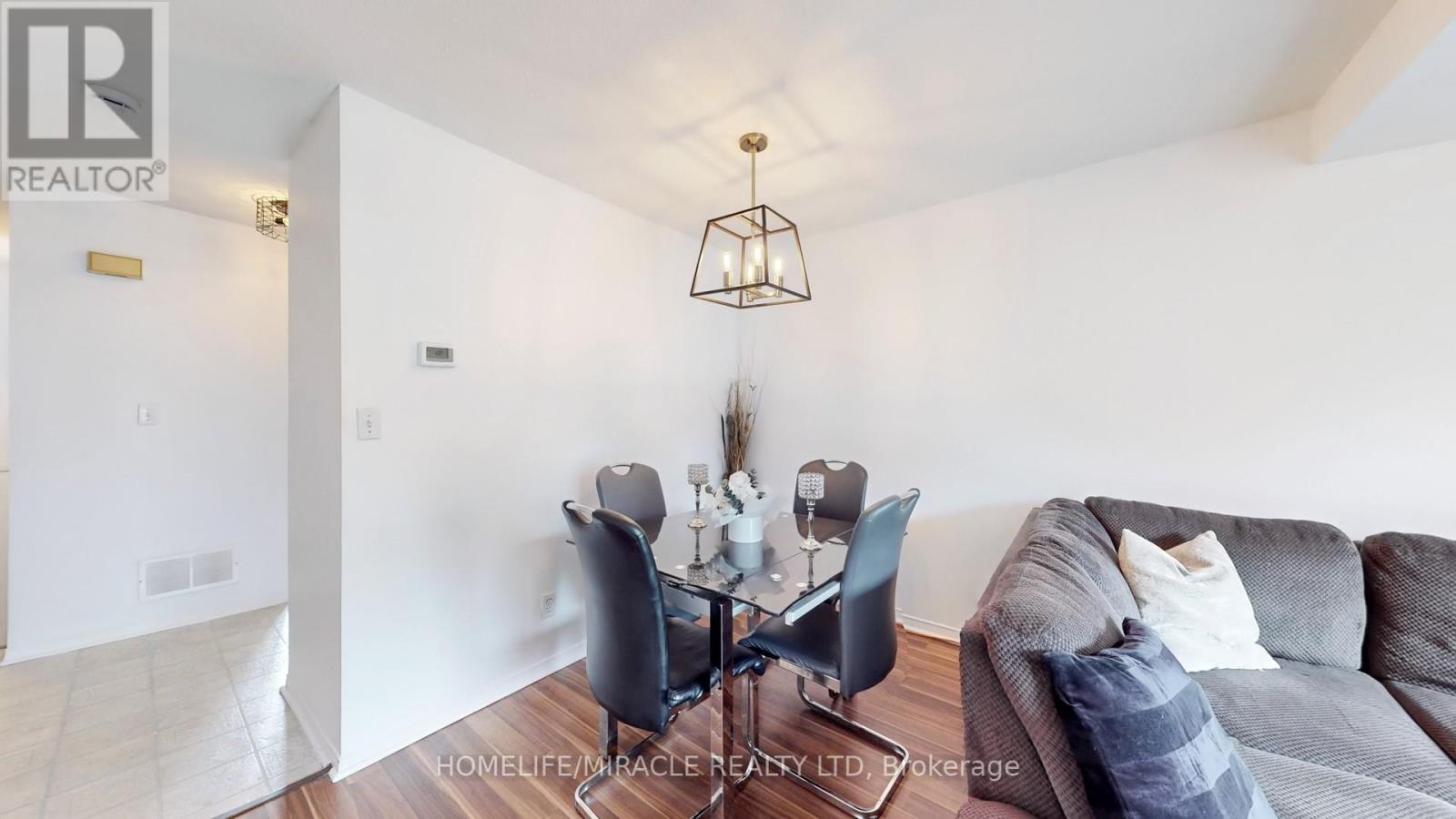 4 William Curtis Circle, Newmarket (Gorham-College Manor), Ontario  L3Y 8L7 - Photo 9 - N12386213
