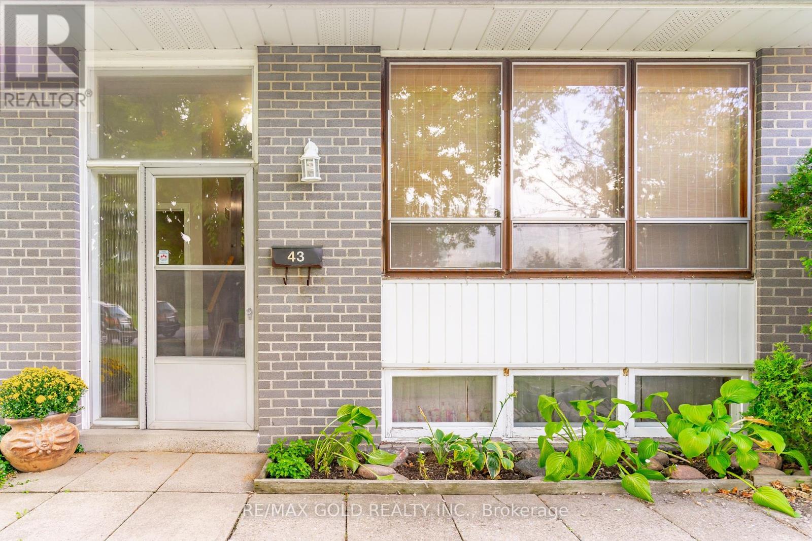43 Alexandria Crescent, Brampton, Ontario  L6T 1N2 - Photo 3 - W12386206
