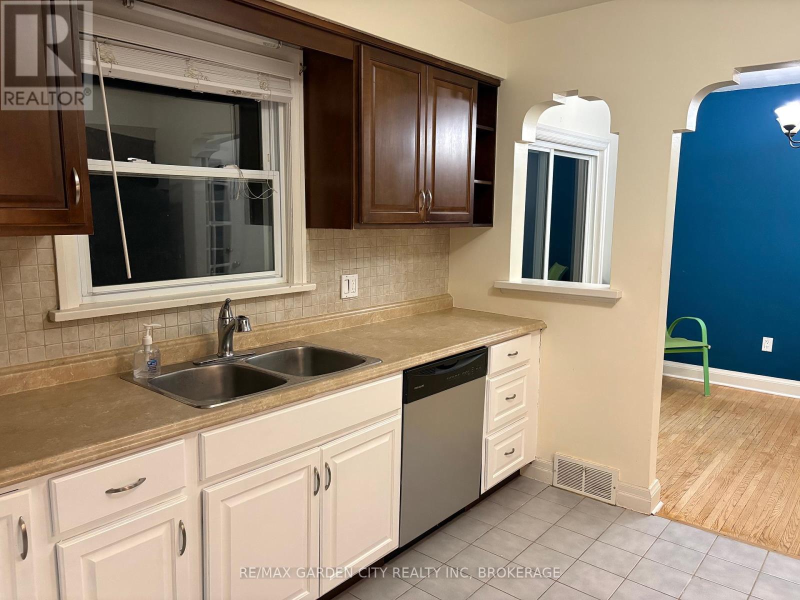 602 Geneva Street, St. Catharines, Ontario  L2N 2J4 - Photo 2 - X12386218