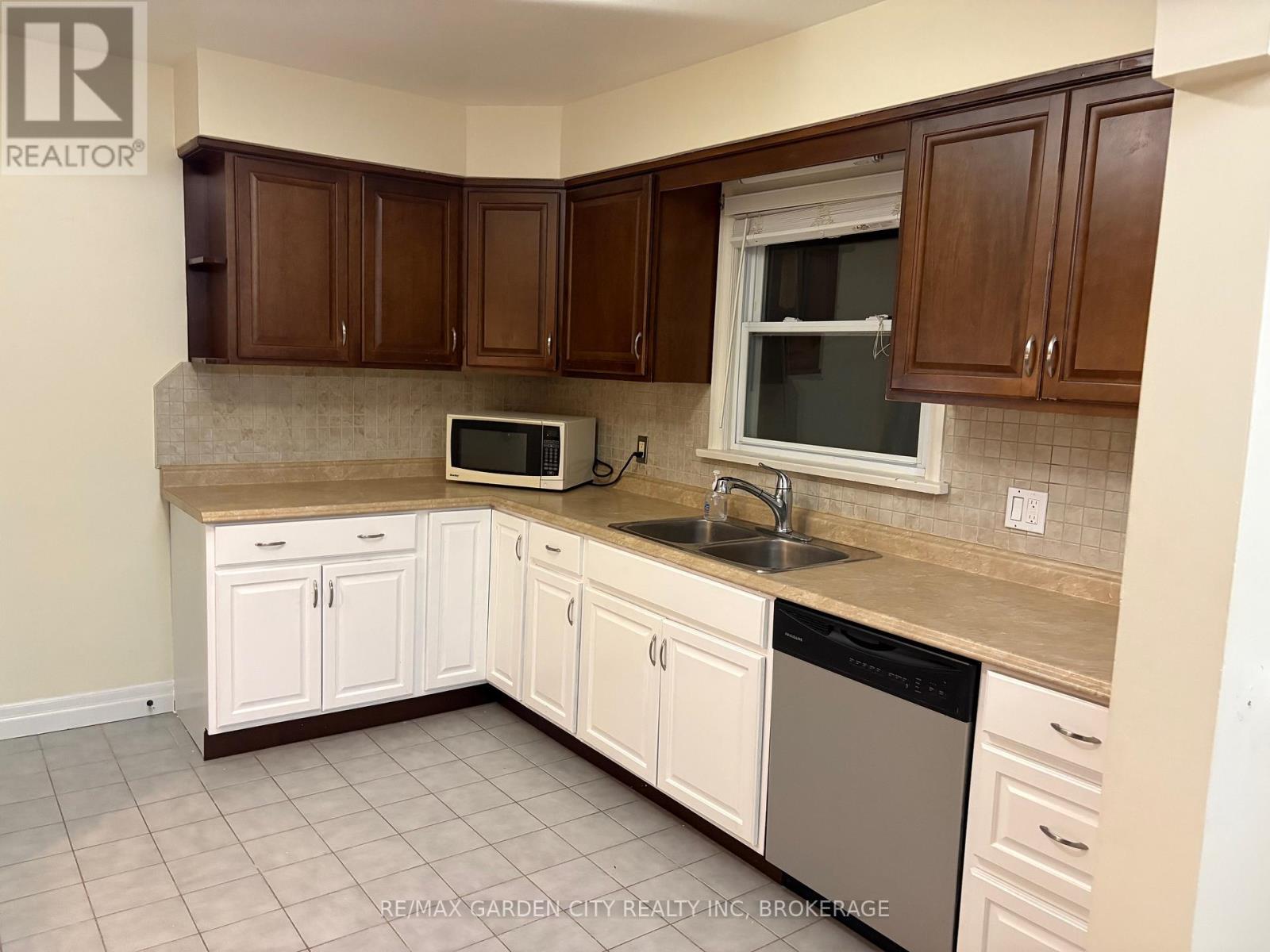 602 Geneva Street, St. Catharines, Ontario  L2N 2J4 - Photo 3 - X12386218