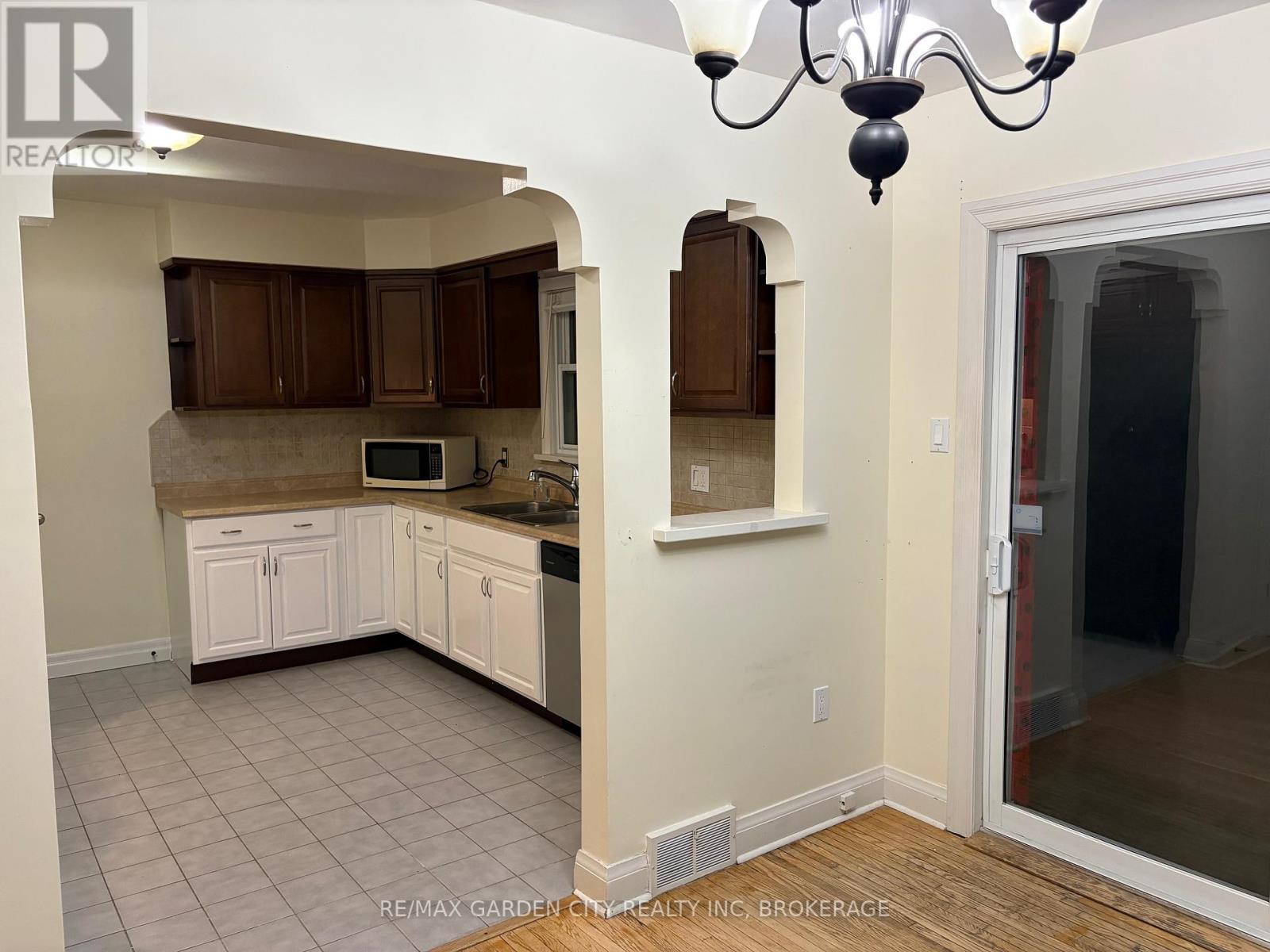 602 Geneva Street, St. Catharines, Ontario  L2N 2J4 - Photo 4 - X12386218