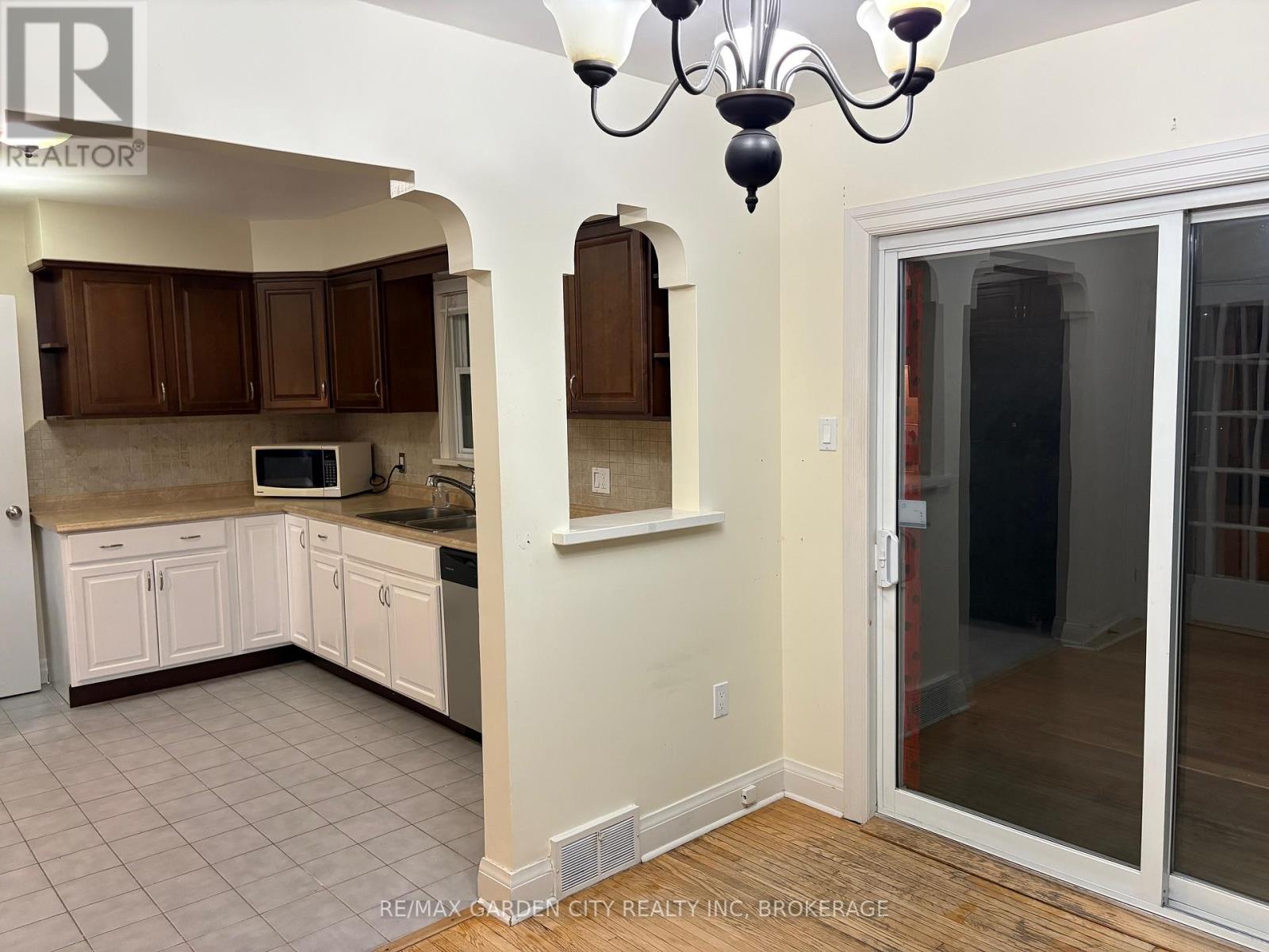 602 Geneva Street, St. Catharines, Ontario  L2N 2J4 - Photo 5 - X12386218