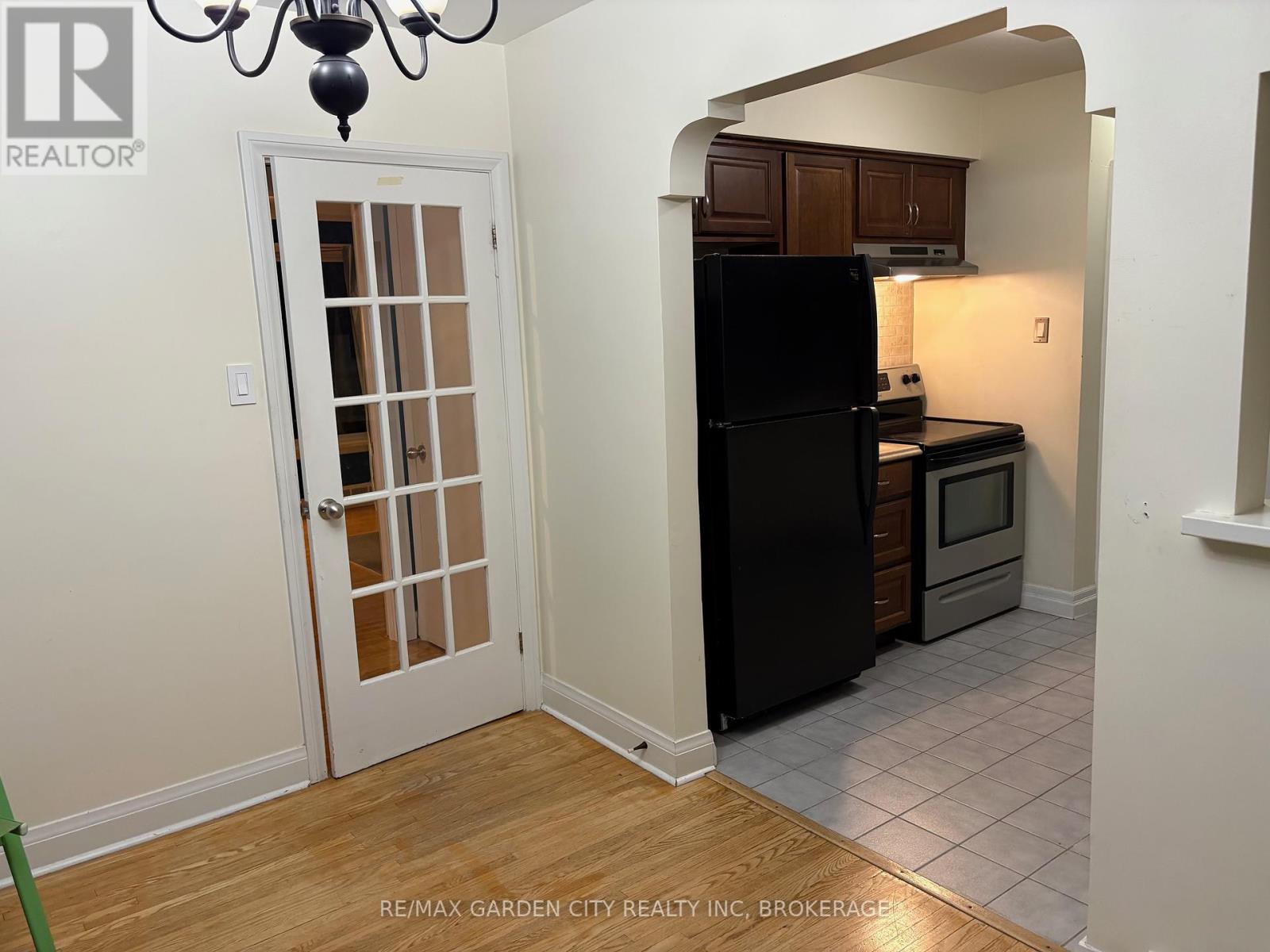 602 Geneva Street, St. Catharines, Ontario  L2N 2J4 - Photo 7 - X12386218