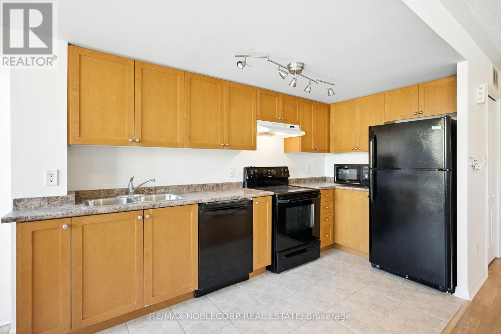 311 - 45 Strangford Lane, Toronto, Ontario  M1L 0E5 - Photo 6 - E12386210
