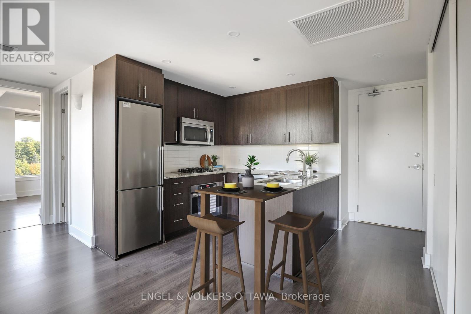 813 - 7 Marquette Avenue, Ottawa, Ontario  K1L 8A7 - Photo 2 - X12386271
