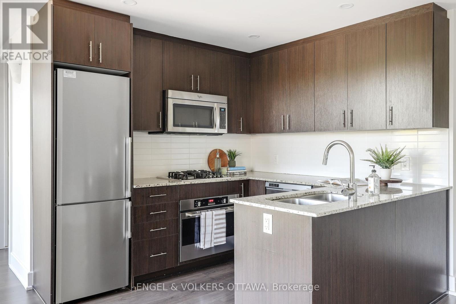 813 - 7 Marquette Avenue, Ottawa, Ontario  K1L 8A7 - Photo 3 - X12386271