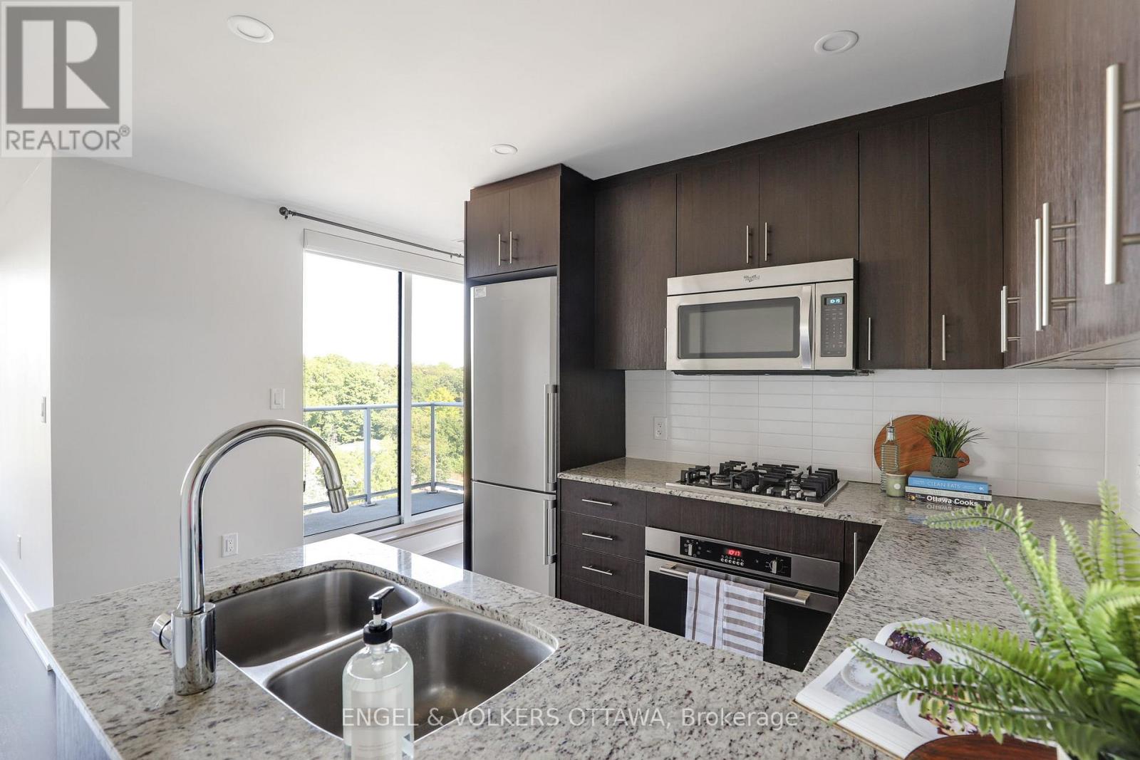 813 - 7 Marquette Avenue, Ottawa, Ontario  K1L 8A7 - Photo 4 - X12386271