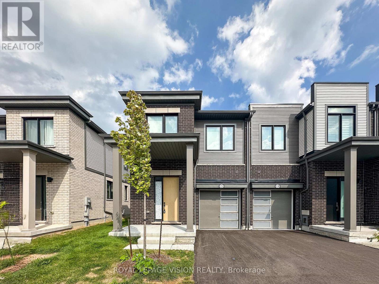 21 Sorbara Way, Whitby (Brooklin), Ontario  L1M 0M4 - Photo 2 - E12386303