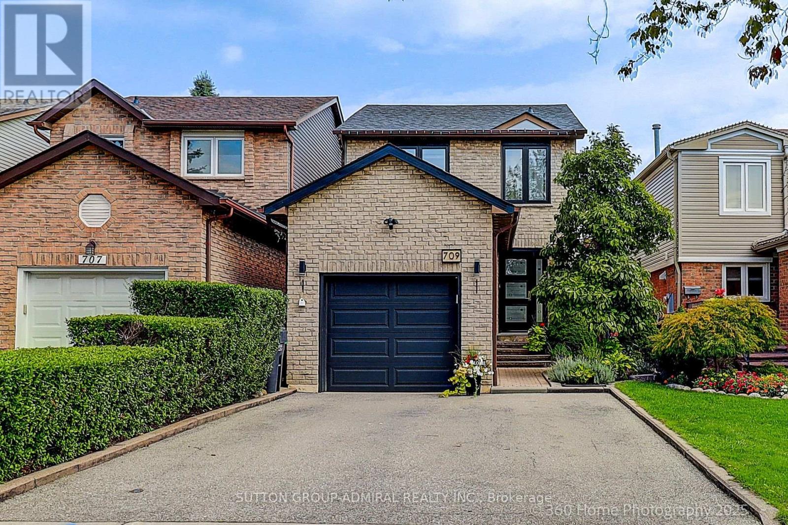 709 Greycedar Crescent, Mississauga (Rathwood), Ontario  L4W 3J4 - Photo 2 - W12385627