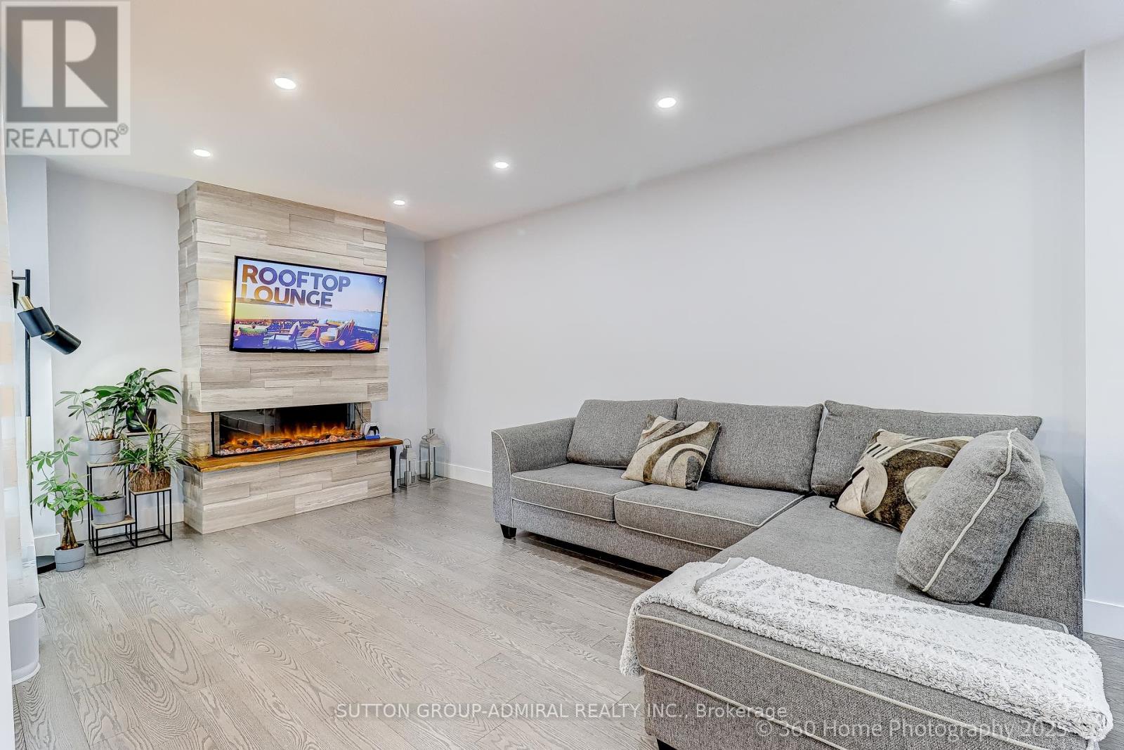 709 Greycedar Crescent, Mississauga (Rathwood), Ontario  L4W 3J4 - Photo 8 - W12385627