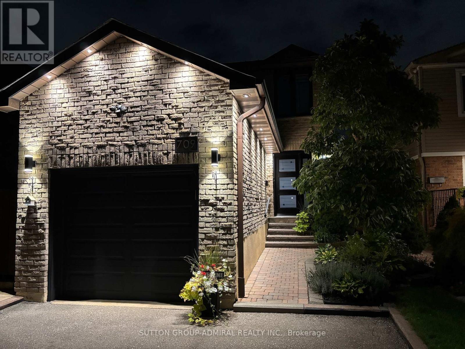 709 Greycedar Crescent, Mississauga (Rathwood), Ontario  L4W 3J4 - Photo 31 - W12385627