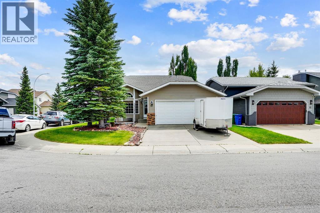 Property at 19 Everglade Drive SE image 2