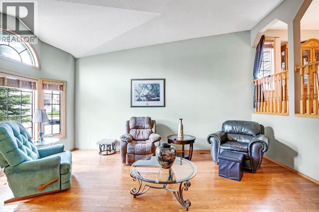 Property at 19 Everglade Drive SE image 5