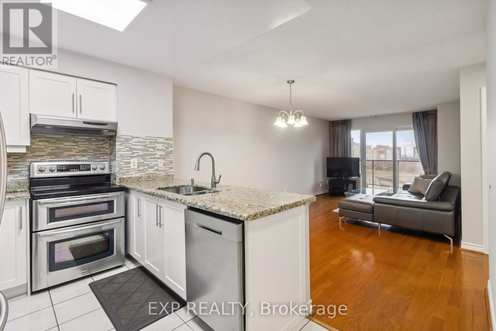 616 - 25 Kingsbridge Garden Circle, Mississauga (Hurontario), Ontario  L5R 4B1 - Photo 9 - W12386248