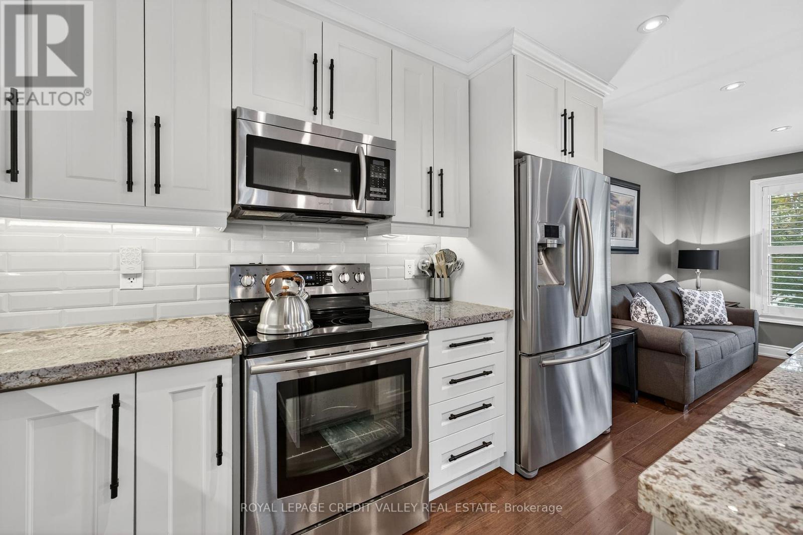 24 Willis Drive, Brampton (Brampton East), Ontario  L6W 1A9 - Photo 15 - W12386278