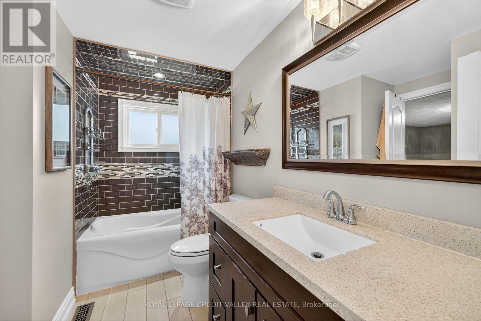 24 Willis Drive, Brampton (Brampton East), Ontario  L6W 1A9 - Photo 21 - W12386278