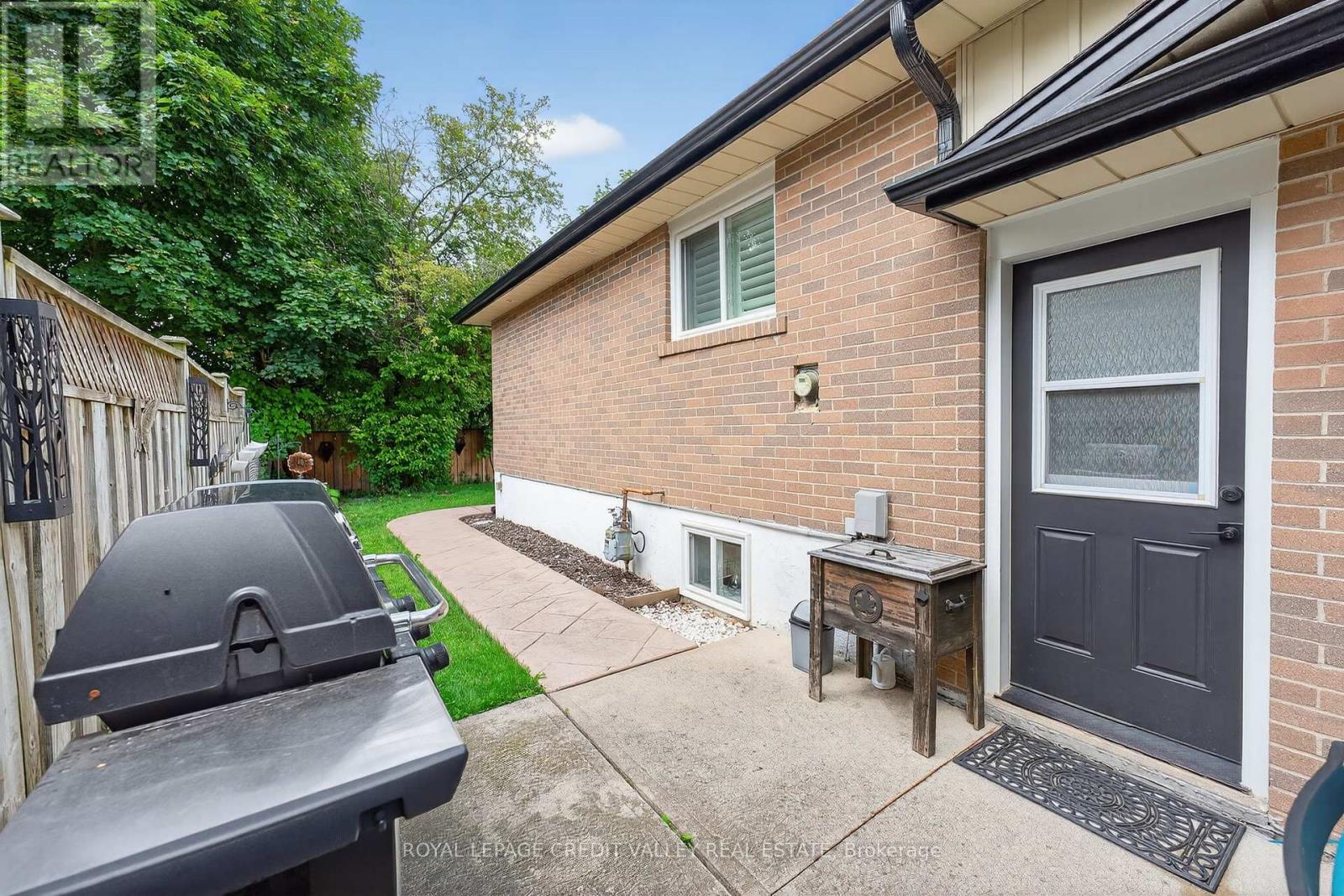 24 Willis Drive, Brampton (Brampton East), Ontario  L6W 1A9 - Photo 39 - W12386278