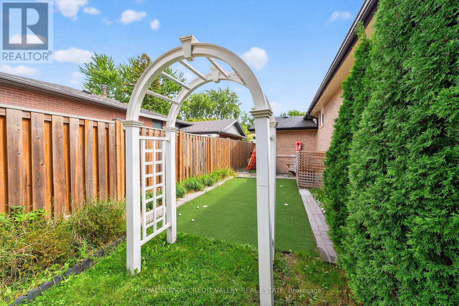 24 Willis Drive, Brampton (Brampton East), Ontario  L6W 1A9 - Photo 47 - W12386278
