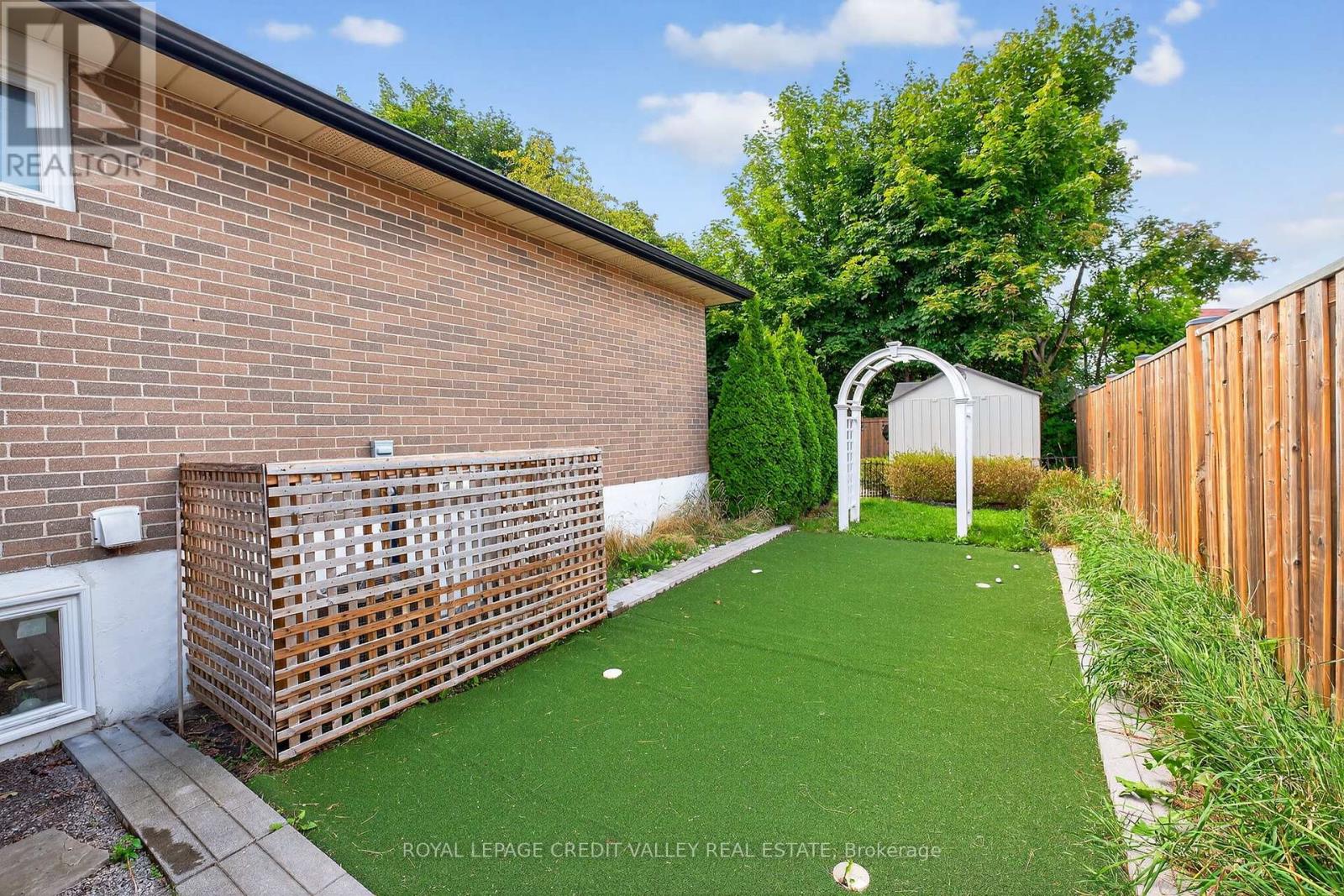 24 Willis Drive, Brampton (Brampton East), Ontario  L6W 1A9 - Photo 49 - W12386278