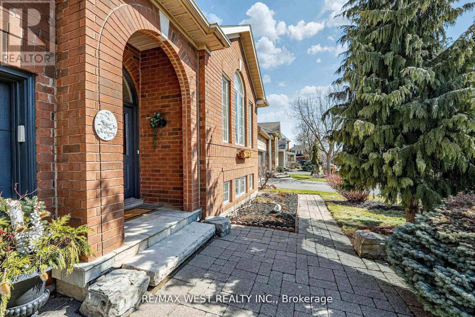 2223 Lapsley Crescent, Oakville, Ontario  L6M 4V1 - Photo 2 - W12386279