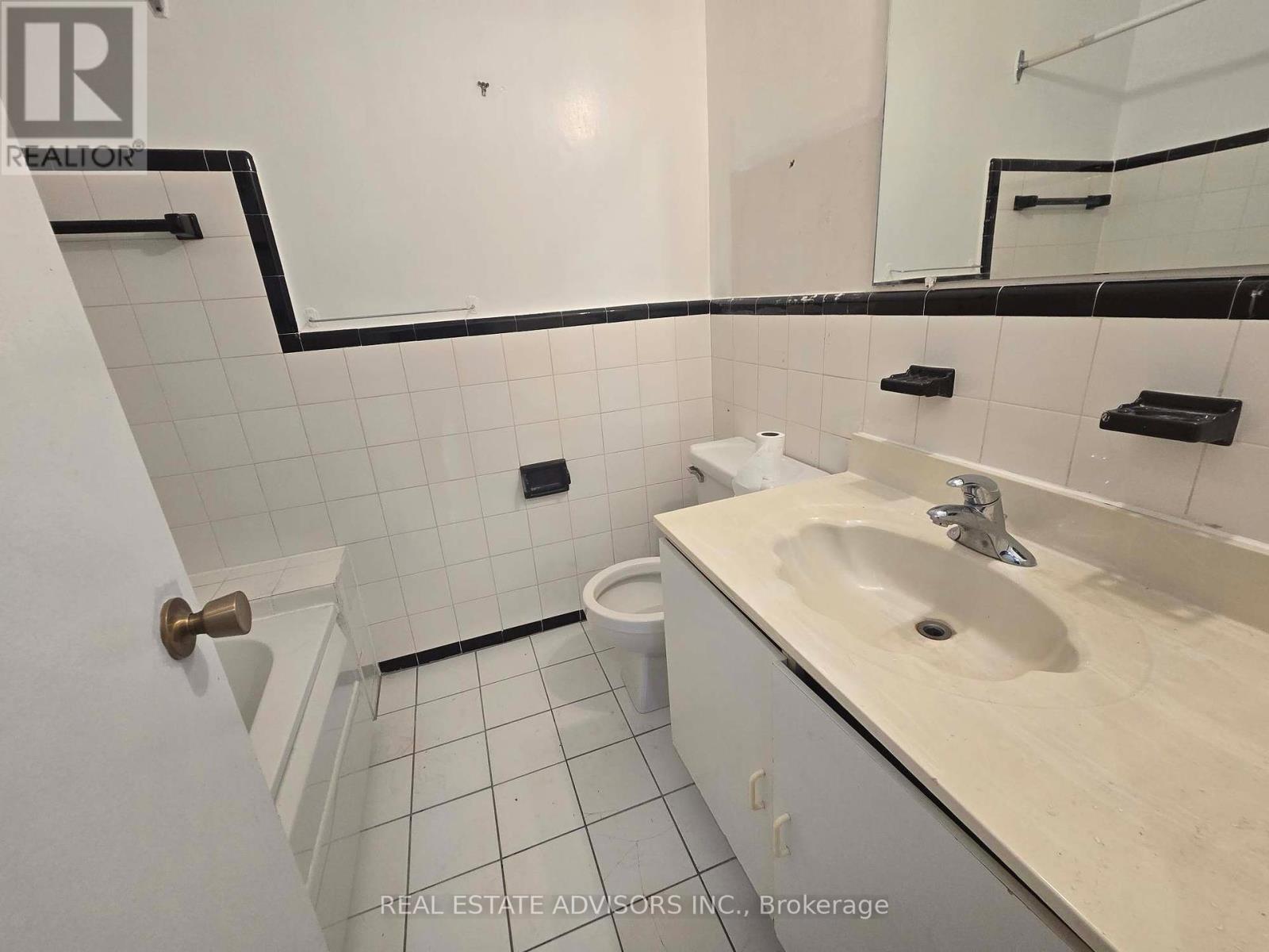 8 Virgilwood Drive, Toronto (Westminster-Branson), Ontario  M2R 2B1 - Photo 6 - C12386328