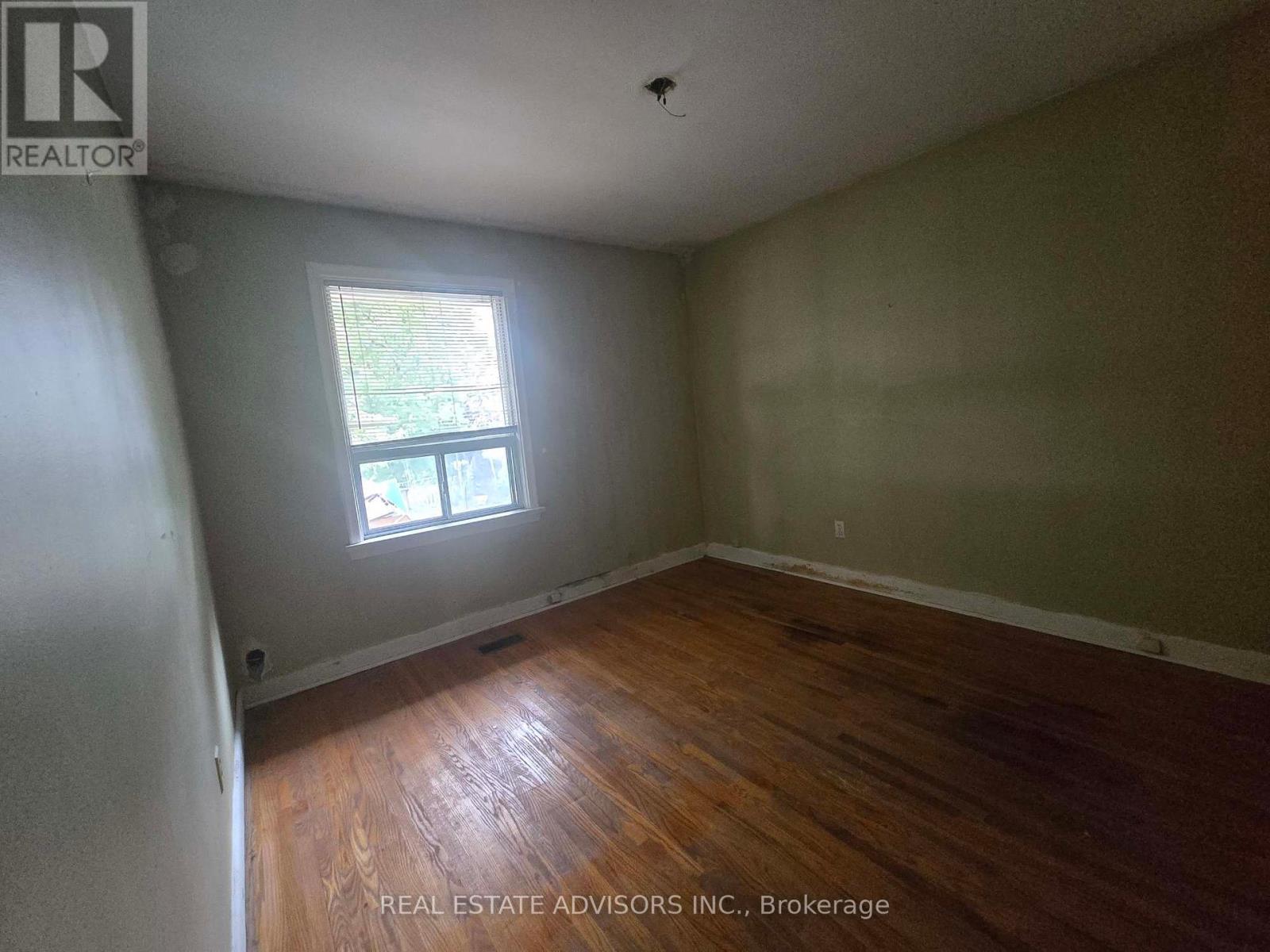 8 Virgilwood Drive, Toronto (Westminster-Branson), Ontario  M2R 2B1 - Photo 7 - C12386328
