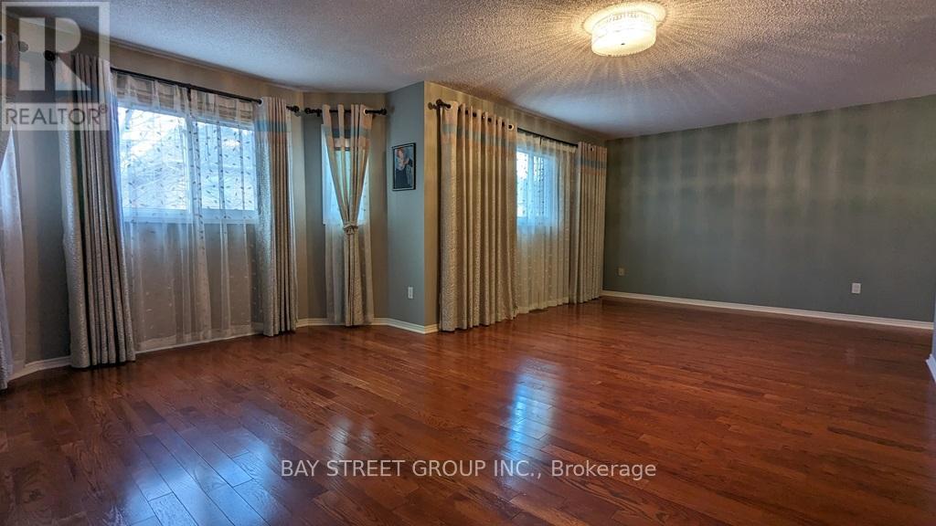 42 Pickett Crescent, Richmond Hill, Ontario  L4C 9L3 - Photo 11 - N12386327