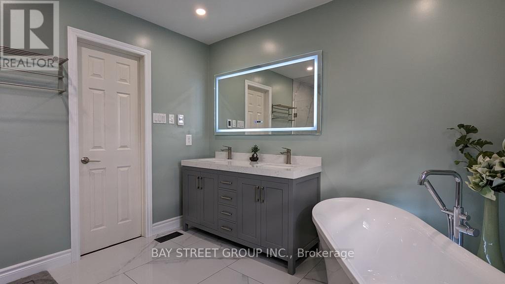 42 Pickett Crescent, Richmond Hill, Ontario  L4C 9L3 - Photo 15 - N12386327