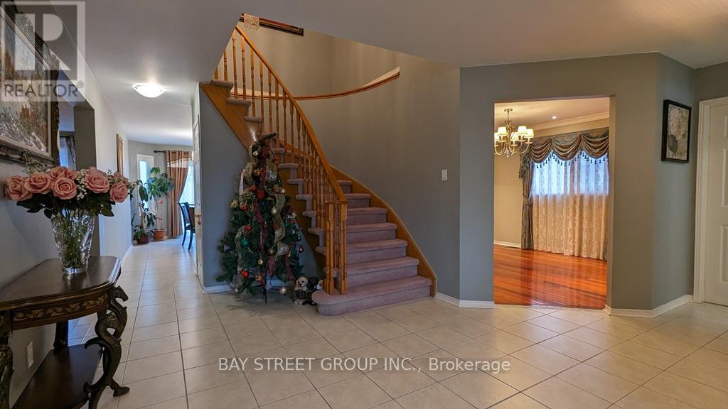 42 Pickett Crescent, Richmond Hill, Ontario  L4C 9L3 - Photo 2 - N12386327