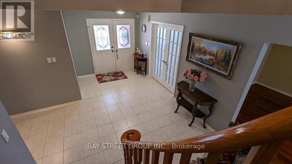 42 Pickett Crescent, Richmond Hill, Ontario  L4C 9L3 - Photo 3 - N12386327