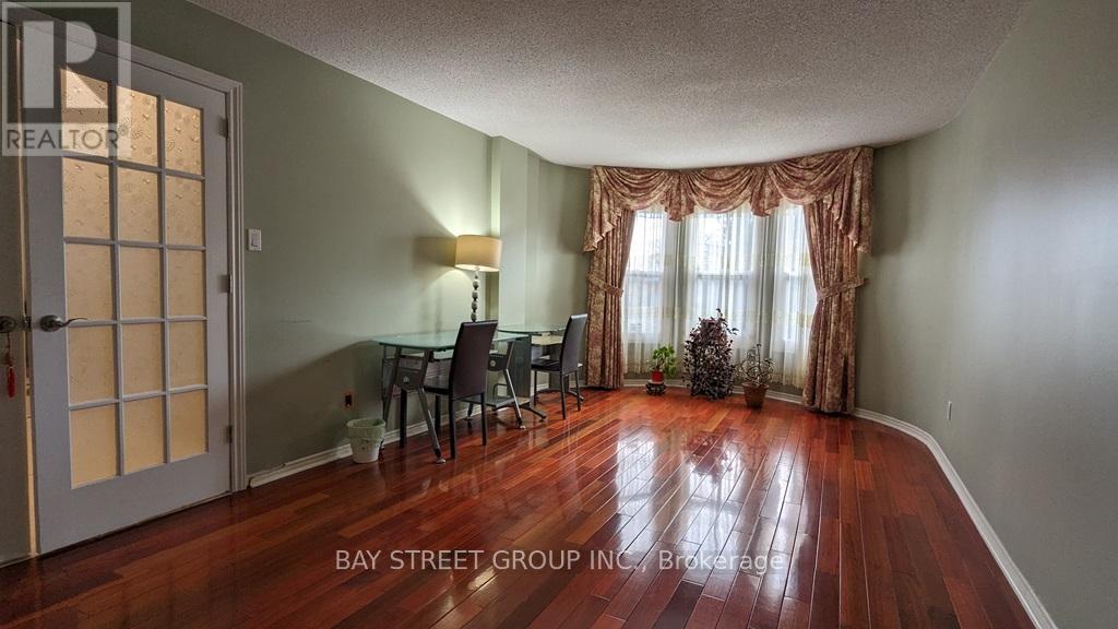 42 Pickett Crescent, Richmond Hill, Ontario  L4C 9L3 - Photo 5 - N12386327