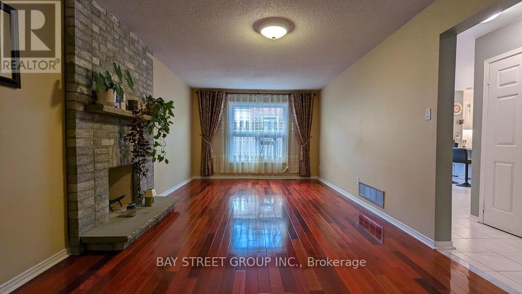 42 Pickett Crescent, Richmond Hill, Ontario  L4C 9L3 - Photo 6 - N12386327