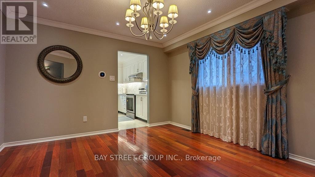 42 Pickett Crescent, Richmond Hill, Ontario  L4C 9L3 - Photo 7 - N12386327