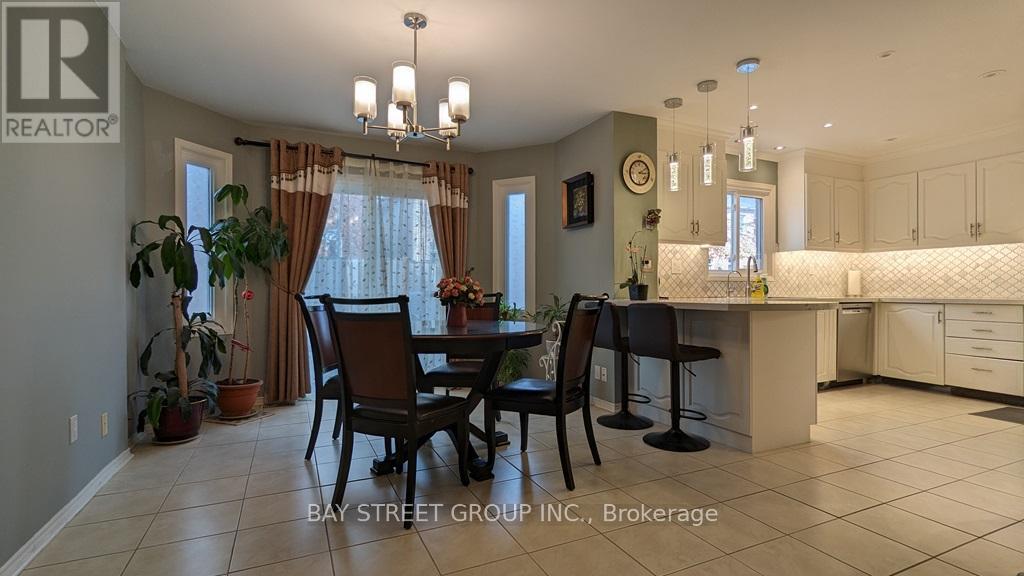 42 Pickett Crescent, Richmond Hill, Ontario  L4C 9L3 - Photo 8 - N12386327