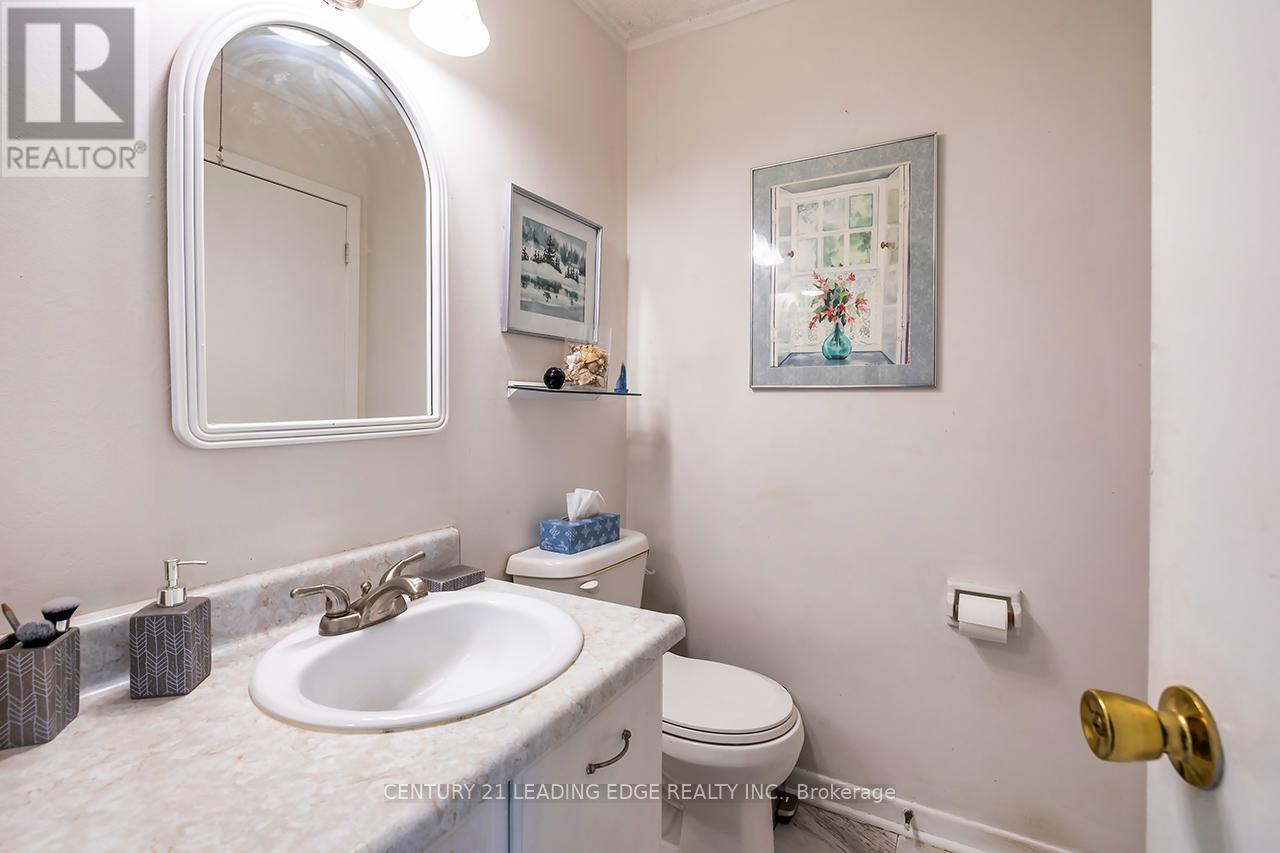 6872 Darcel Avenue, Mississauga, Ontario  L4T 2W5 - Photo 10 - W12386323