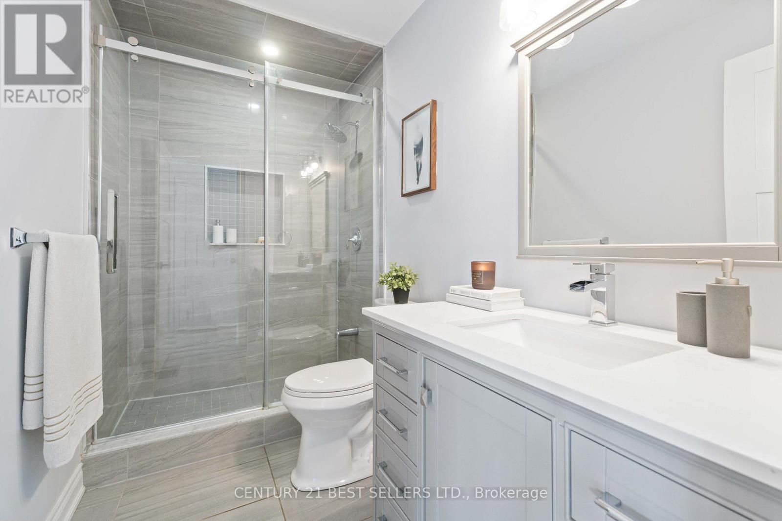 599 Beach Boulevard, Hamilton, Ontario  L8H 6X8 - Photo 11 - X12386335