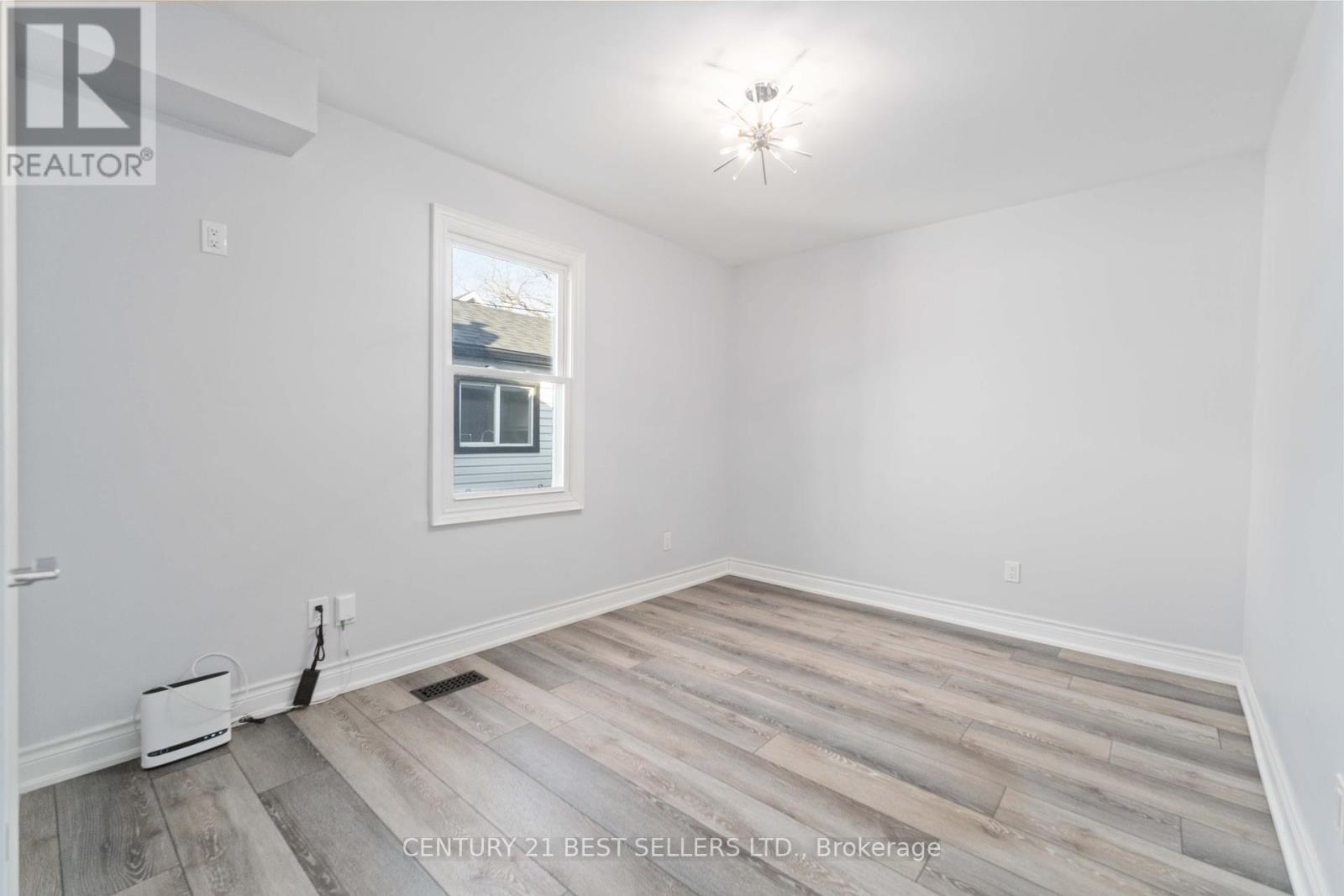 599 Beach Boulevard, Hamilton, Ontario  L8H 6X8 - Photo 12 - X12386335
