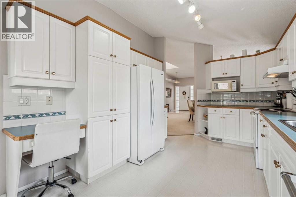 76 Christie Gardens Sw, Calgary, Alberta  T3H 3B5 - Photo 14 - A2213269