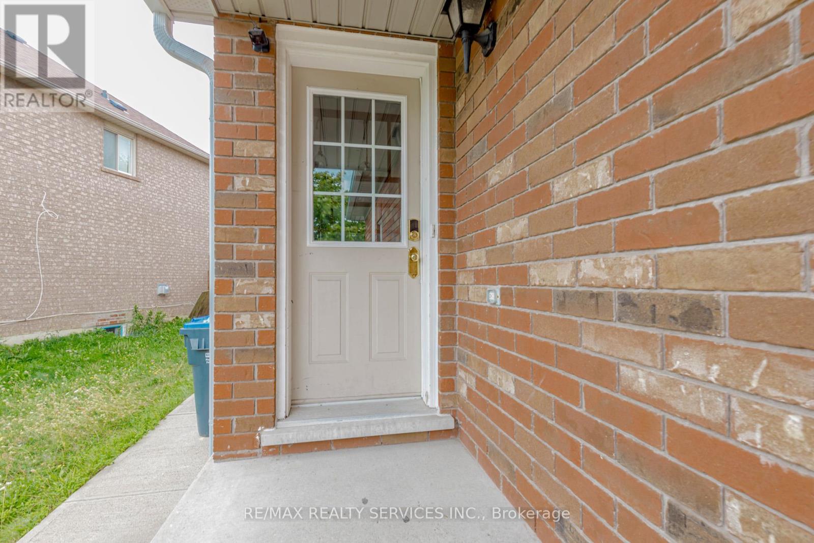 106 Narrow Valley Crescent, Brampton (Sandringham-Wellington), Ontario  L6R 2M6 - Photo 6 - W12378123
