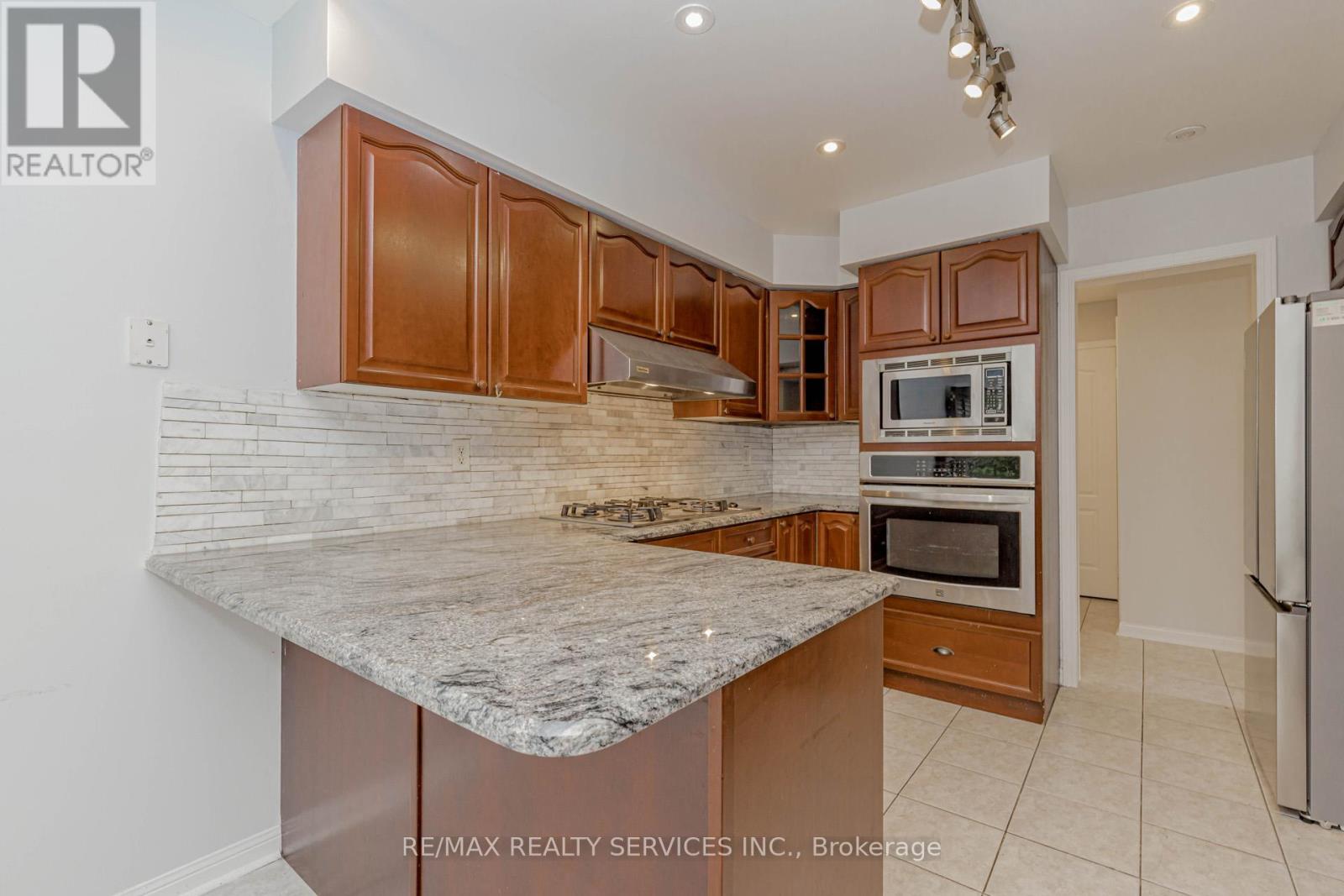 106 Narrow Valley Crescent, Brampton (Sandringham-Wellington), Ontario  L6R 2M6 - Photo 33 - W12378123