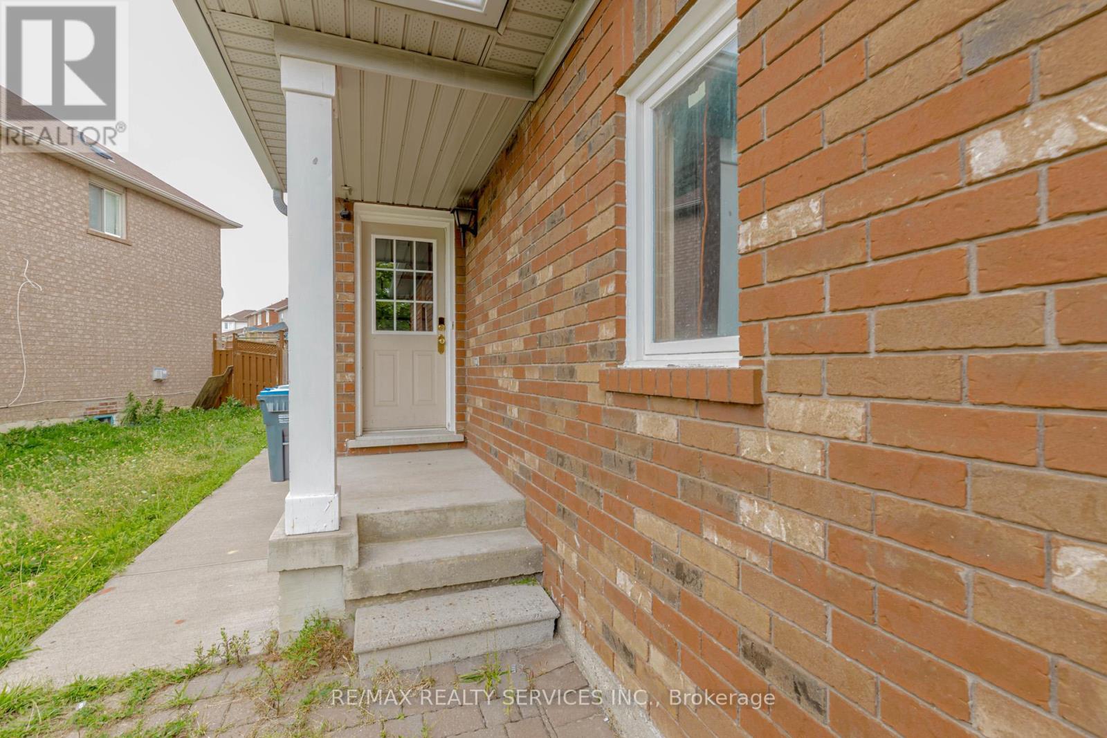 106 Narrow Valley Crescent, Brampton (Sandringham-Wellington), Ontario  L6R 2M6 - Photo 7 - W12378123