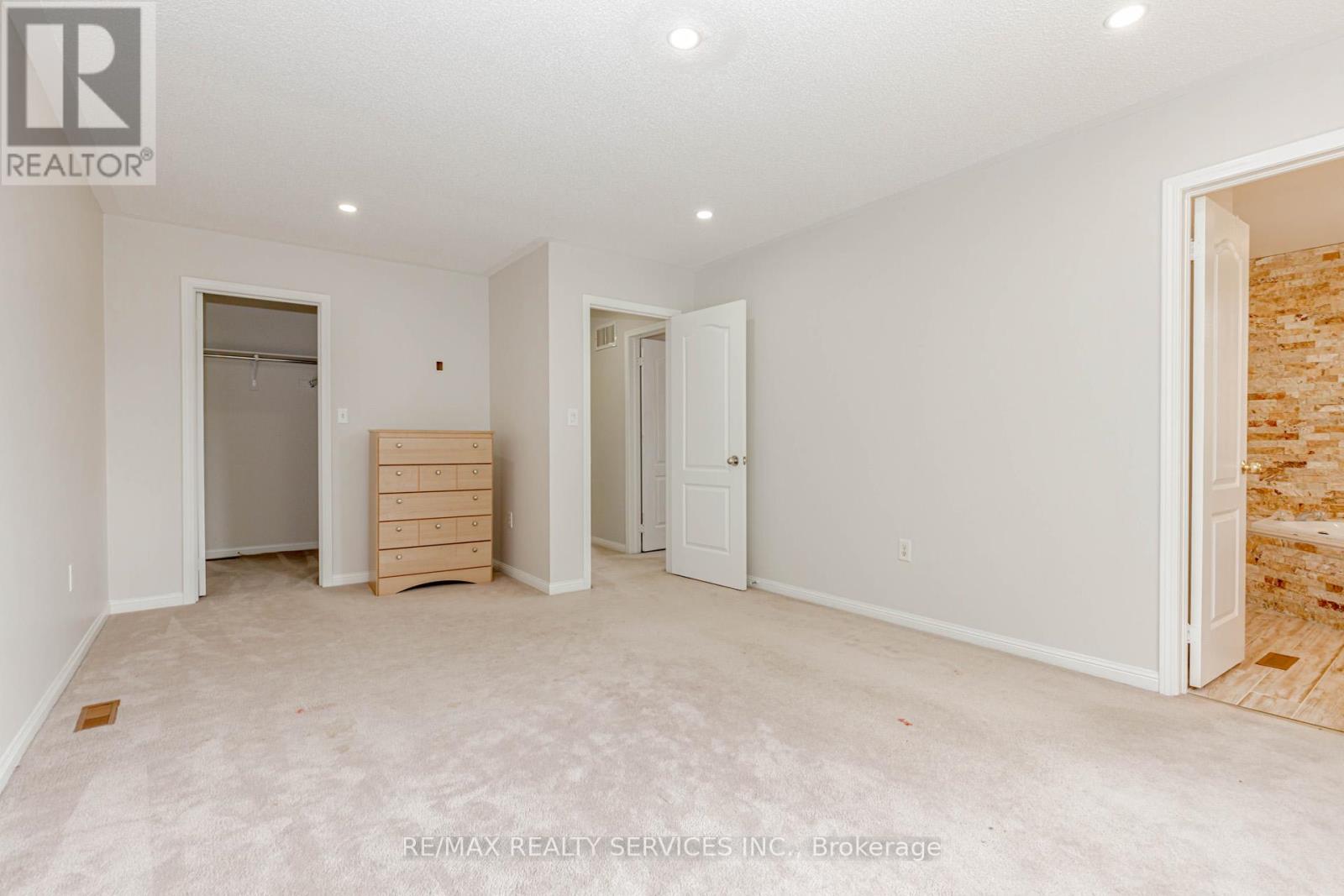 106 Narrow Valley Crescent, Brampton (Sandringham-Wellington), Ontario  L6R 2M6 - Photo 9 - W12378123