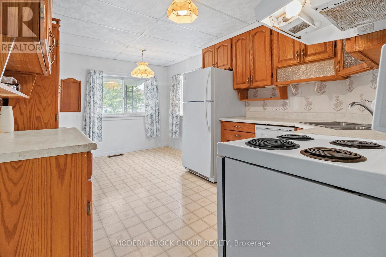 35 Broadway Avenue, Brockville, Ontario  K6V 1T9 - Photo 10 - X12386479