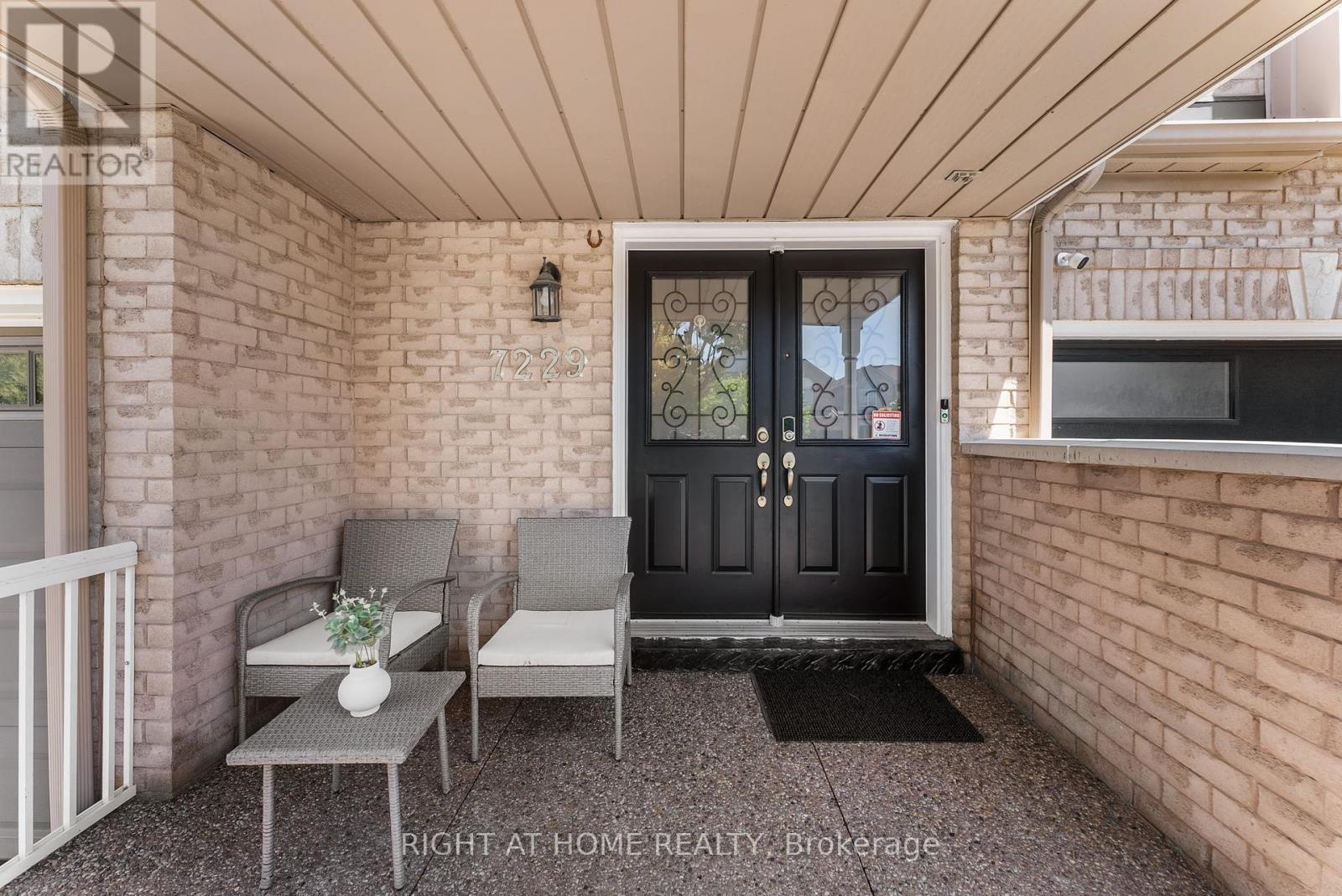7229 Pallett Court, Mississauga, Ontario  L5N 8E5 - Photo 3 - W12386499