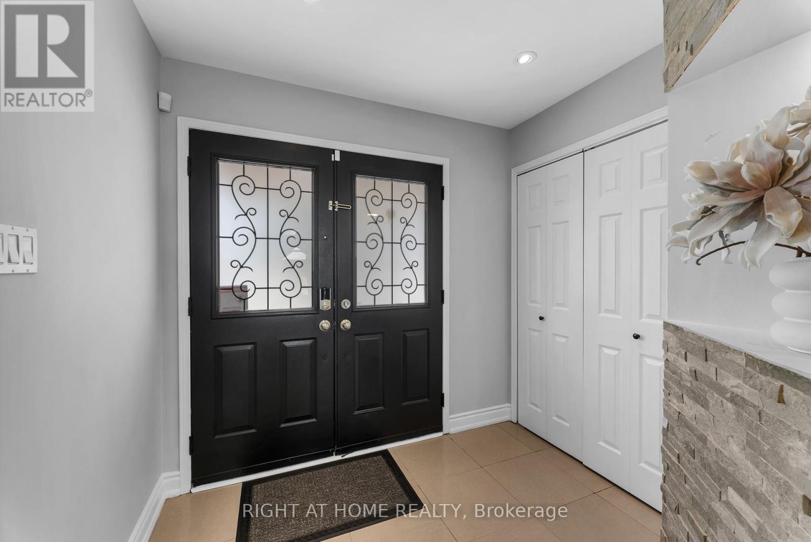 7229 Pallett Court, Mississauga, Ontario  L5N 8E5 - Photo 4 - W12386499