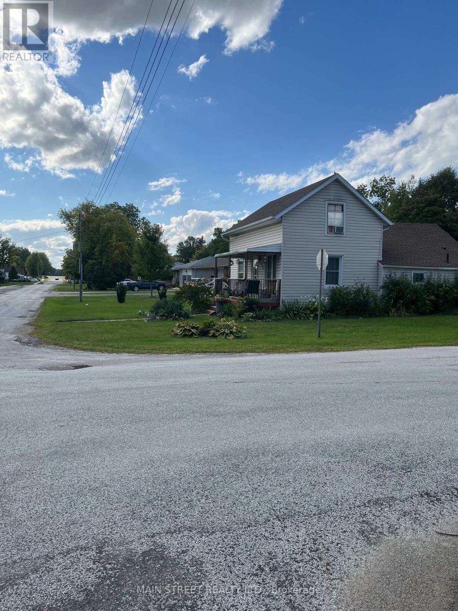 523 Sarnia Street S, Plympton-Wyoming (Plympton Wyoming), Ontario  N0N 1T0 - Photo 1 - X12386486