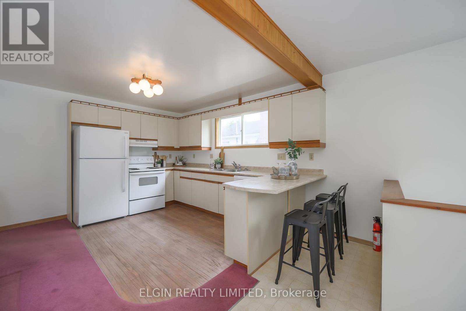 15 Oak Street, St. Thomas, Ontario  N5R 1R5 - Photo 7 - X12386558
